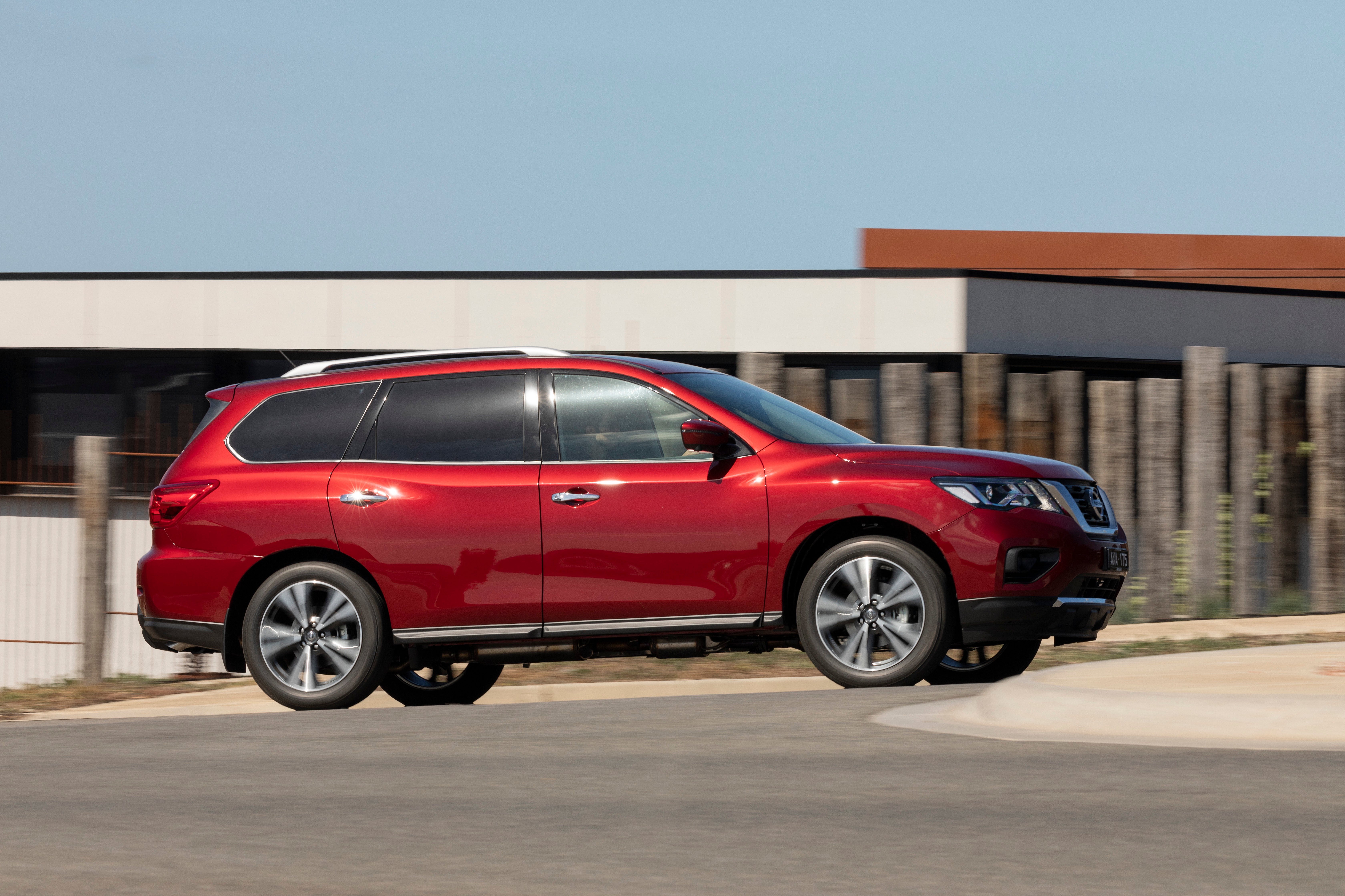 2020 nissan pathfinder red