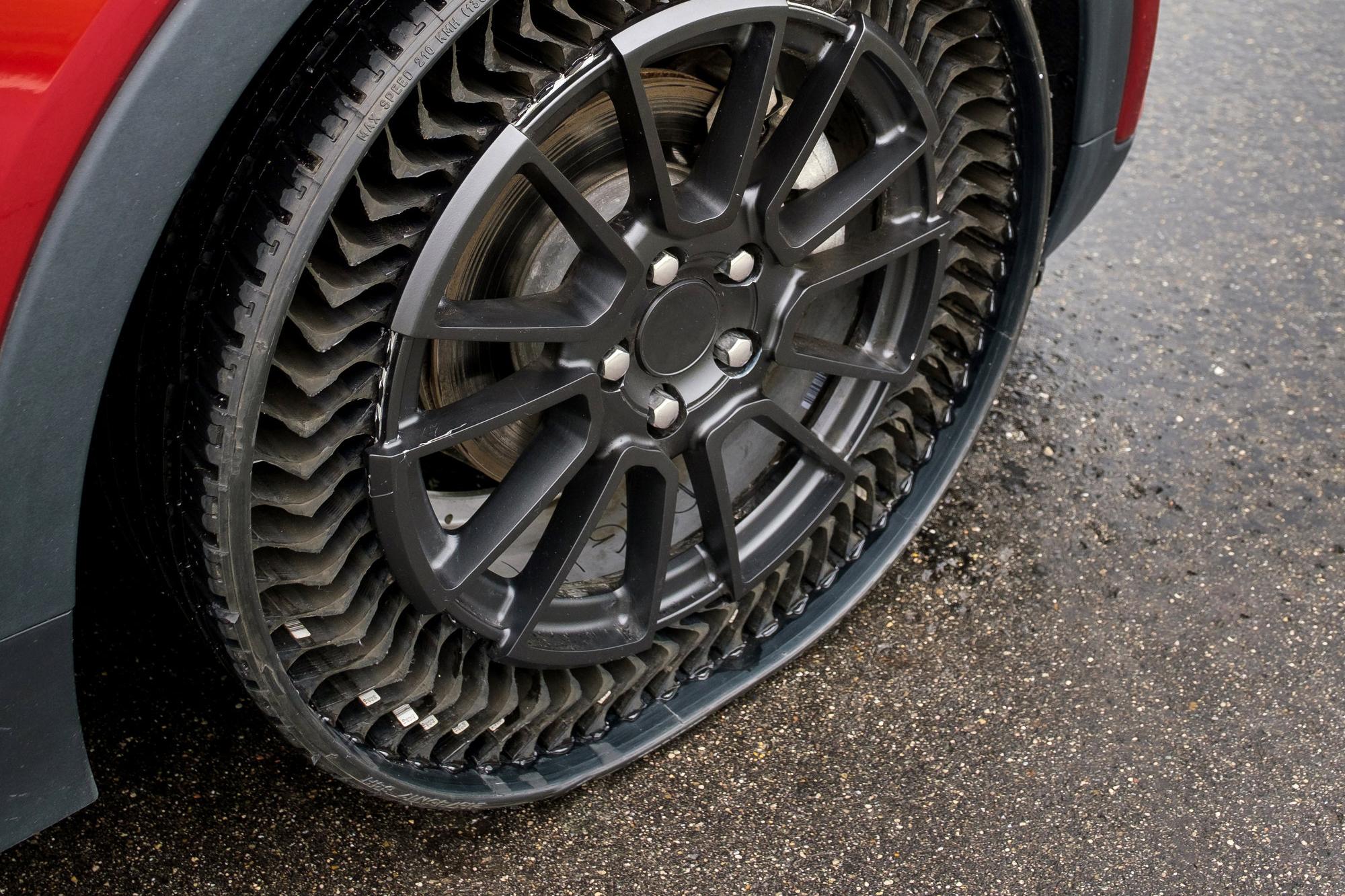 Можно колесо видео. Безвоздушные шины Michelin. Безвоздушная резина Мишлен. Бескамерные шины Мишлен. Мишлен Uptis.