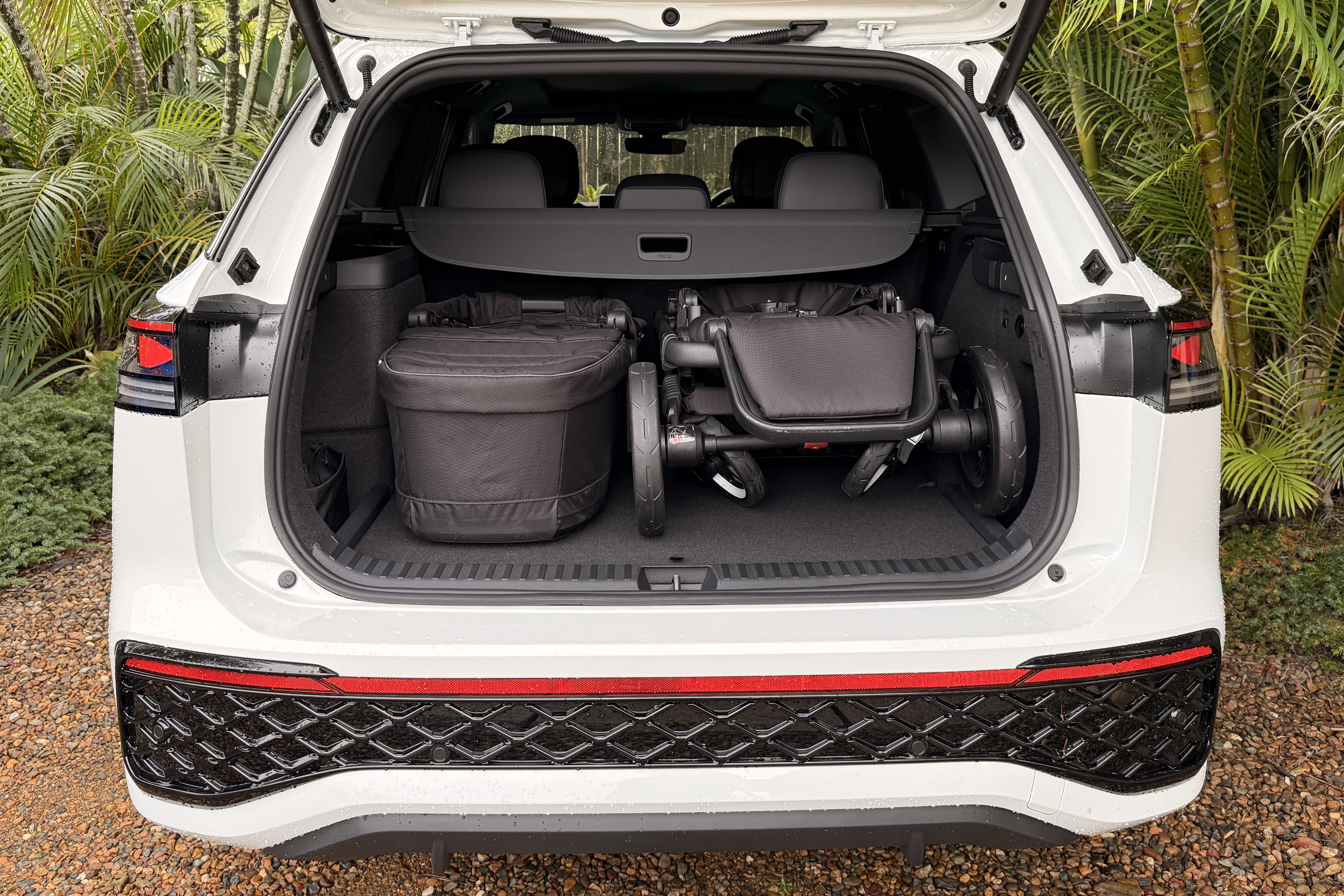 2026_volkswagen_tayron_babyseats2.jpg
