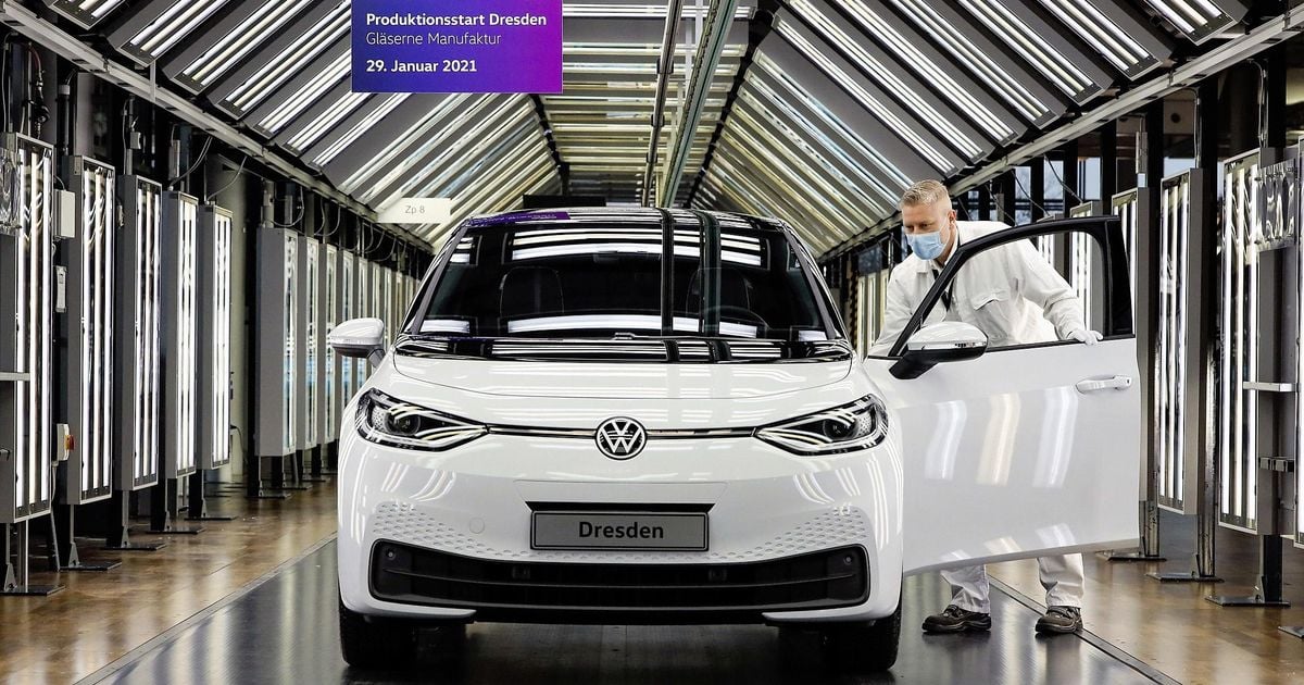 Volkswagen announces pay cuts as profits fall