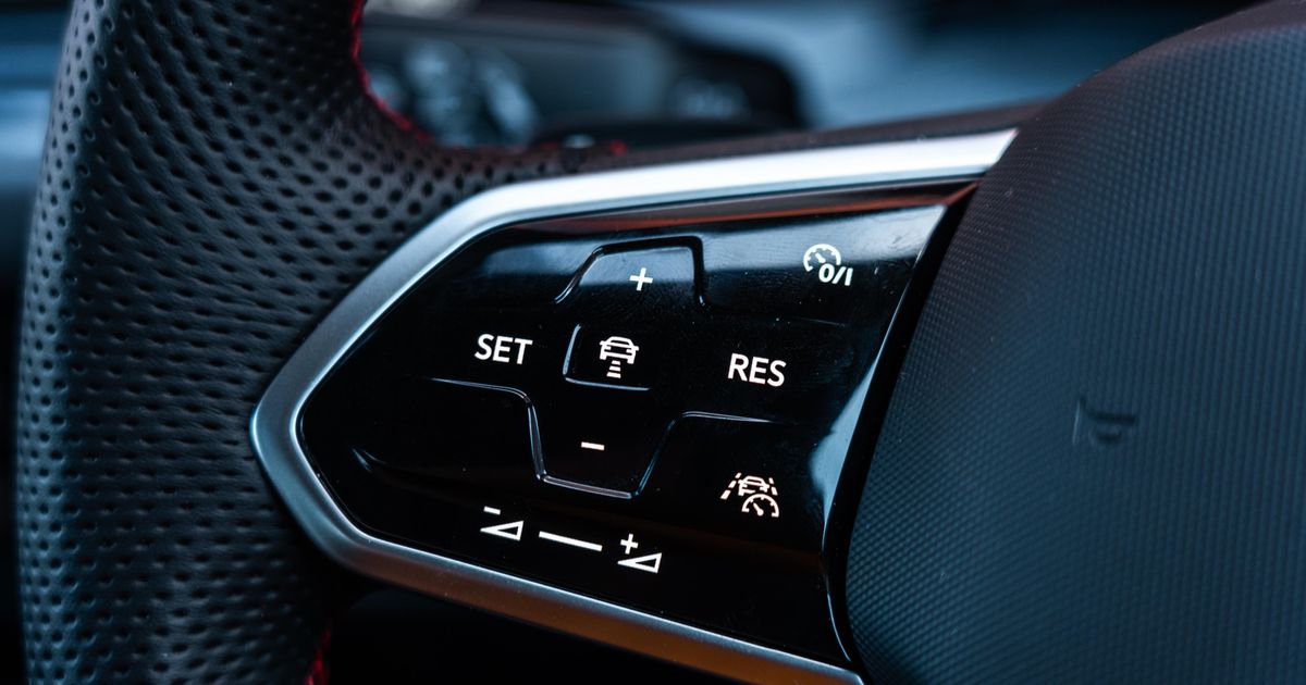 Volkswagen owners claim steering wheel buttons are causing crashes – report