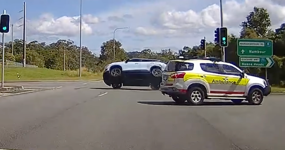 Dashcam captures ambulance knocking Chery onto its roof