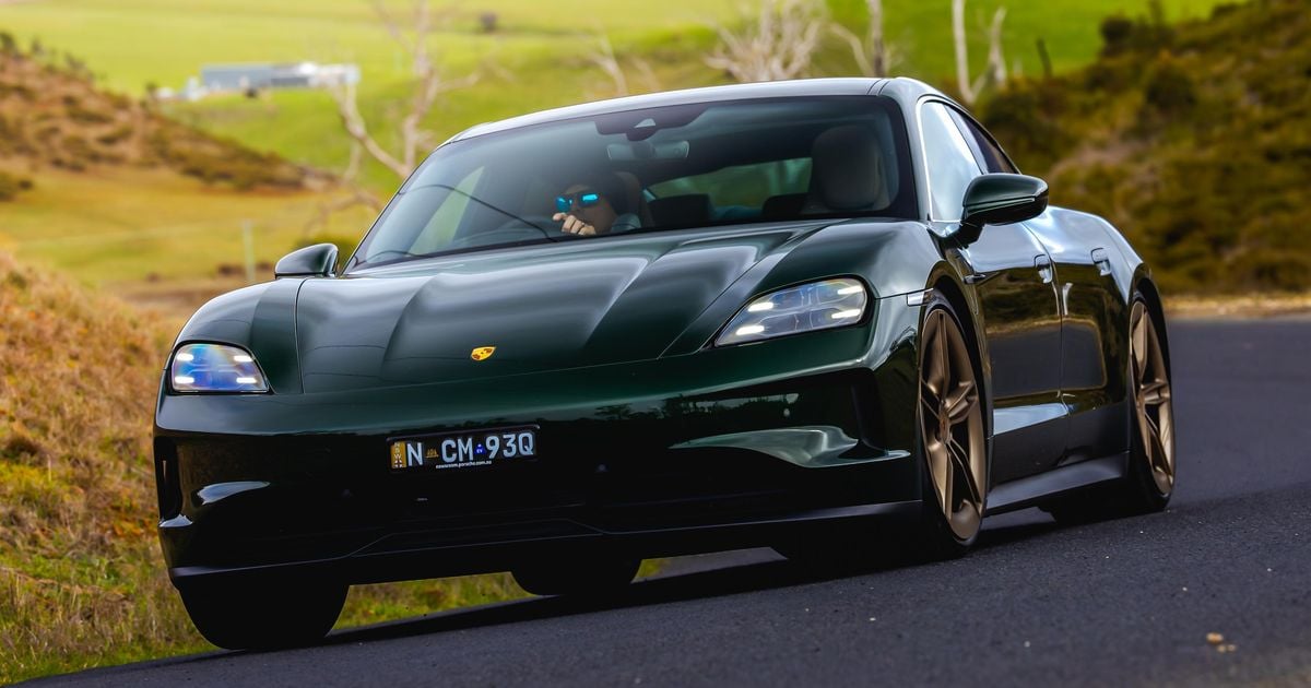 Porsche annuncia la produzione del Taycan e l'arrivo dei nuovi Boxster e Cayman elettrici, riducendo varianti e tagliando posti di lavoro