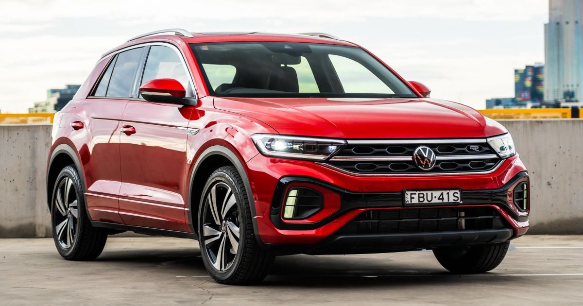 Volkswagen T-Roc 2025 vista frontal em movimento