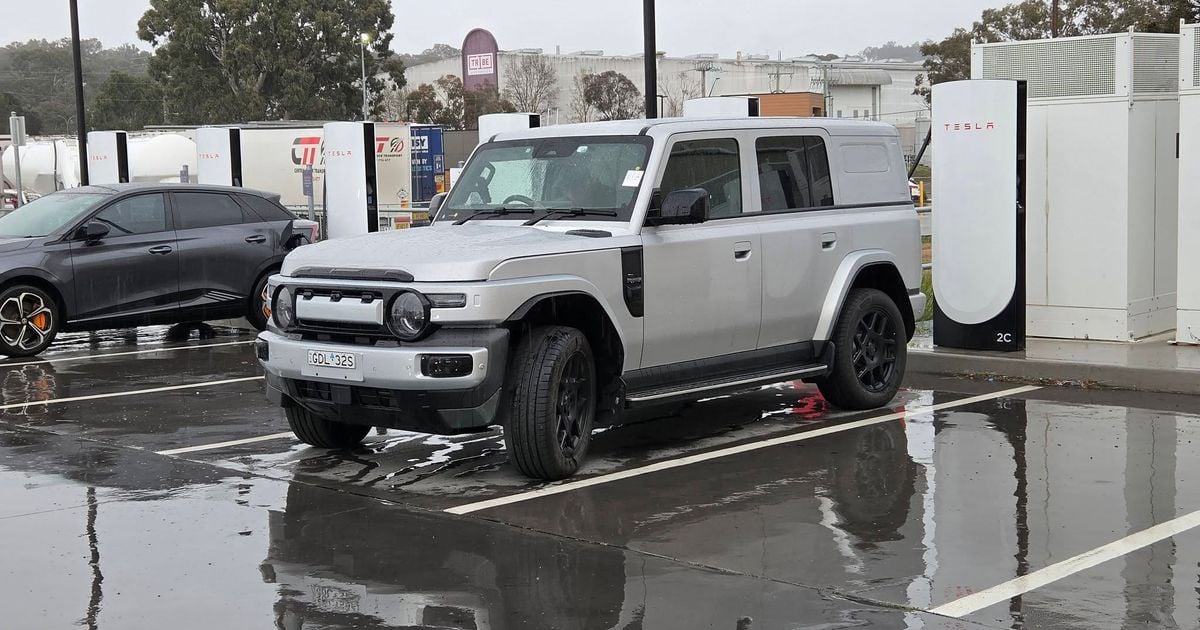 Un SUV elettrico boxy di Chery viene visto in Australia durante una ricarica