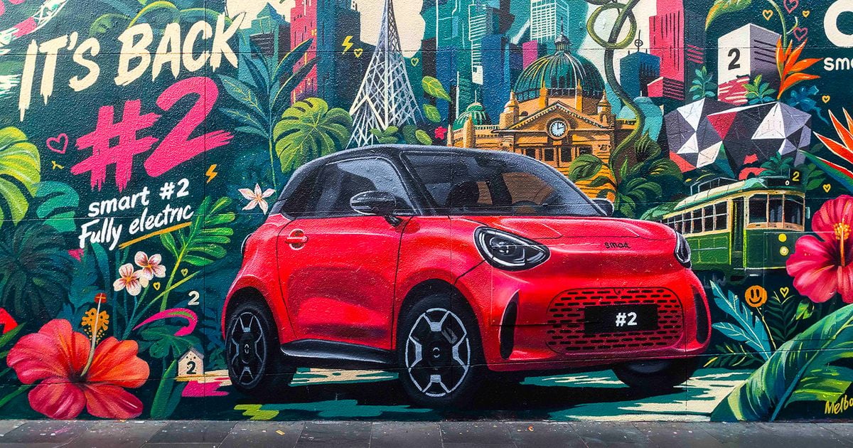Murale di un'auto elettrica Smart #2 a Melbourne, con dettagli di design e colori vivaci