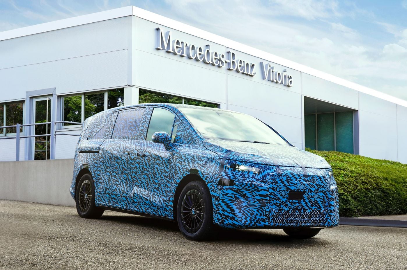 2026 Mercedes-Benz VLE: Next-gen EV people mover takes shape