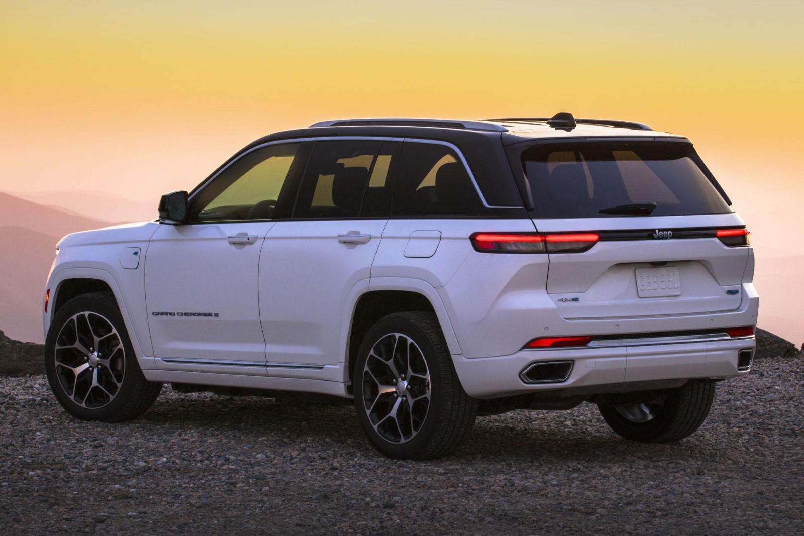 Jeep Grand Cherokee Fiveseat model due late 2022, PHEV early 2023