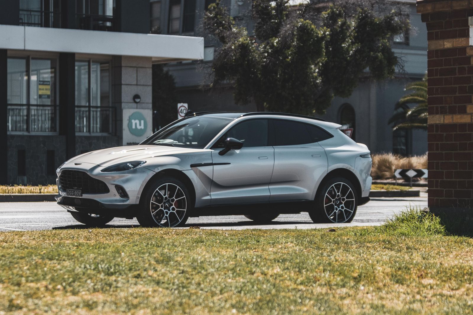 Aston Martin rejette l'offre de Geely et salue les investissements saoudiens