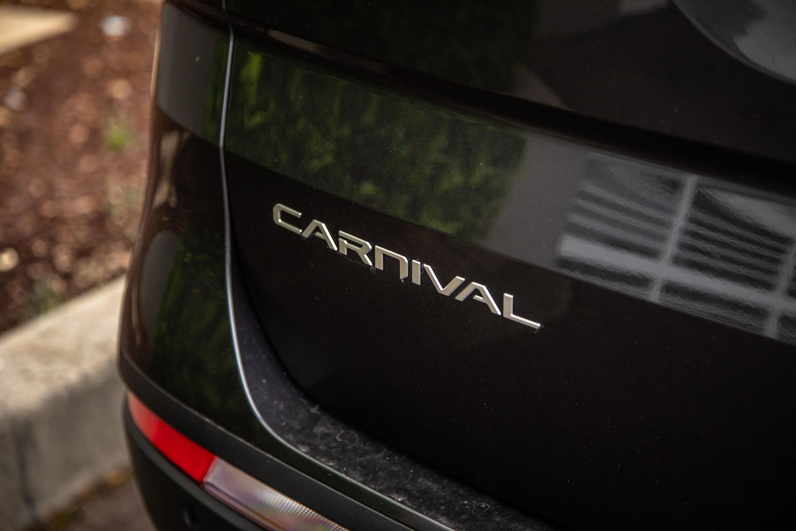 Kia Carnival: Missing features delayed... again