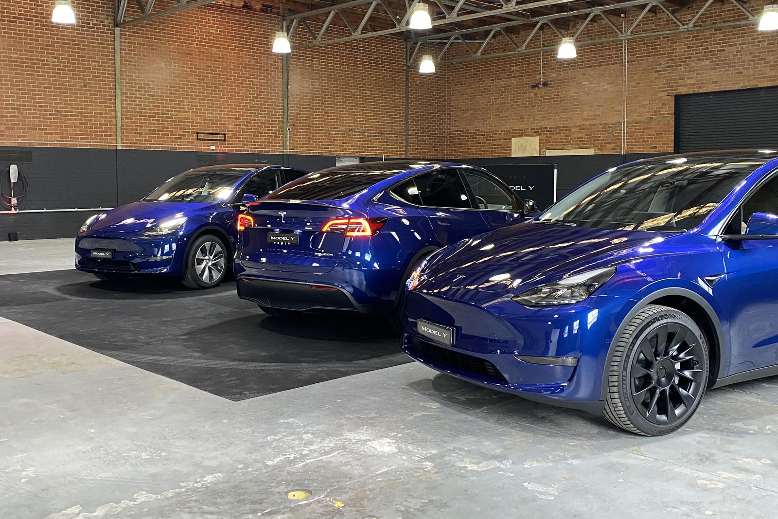 Tesla rebounds, posts delivery record