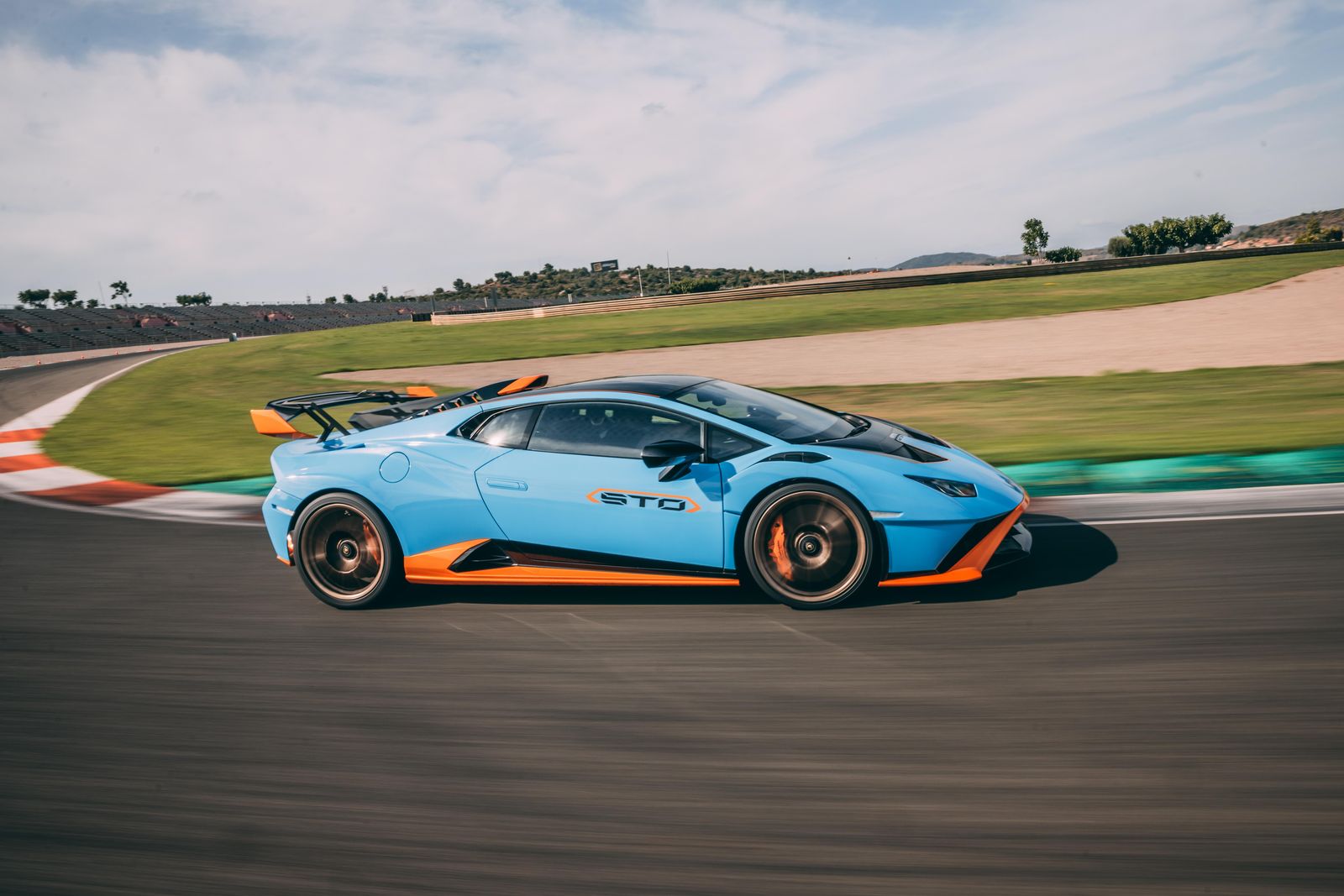 2022 Lamborghini Huracan STO