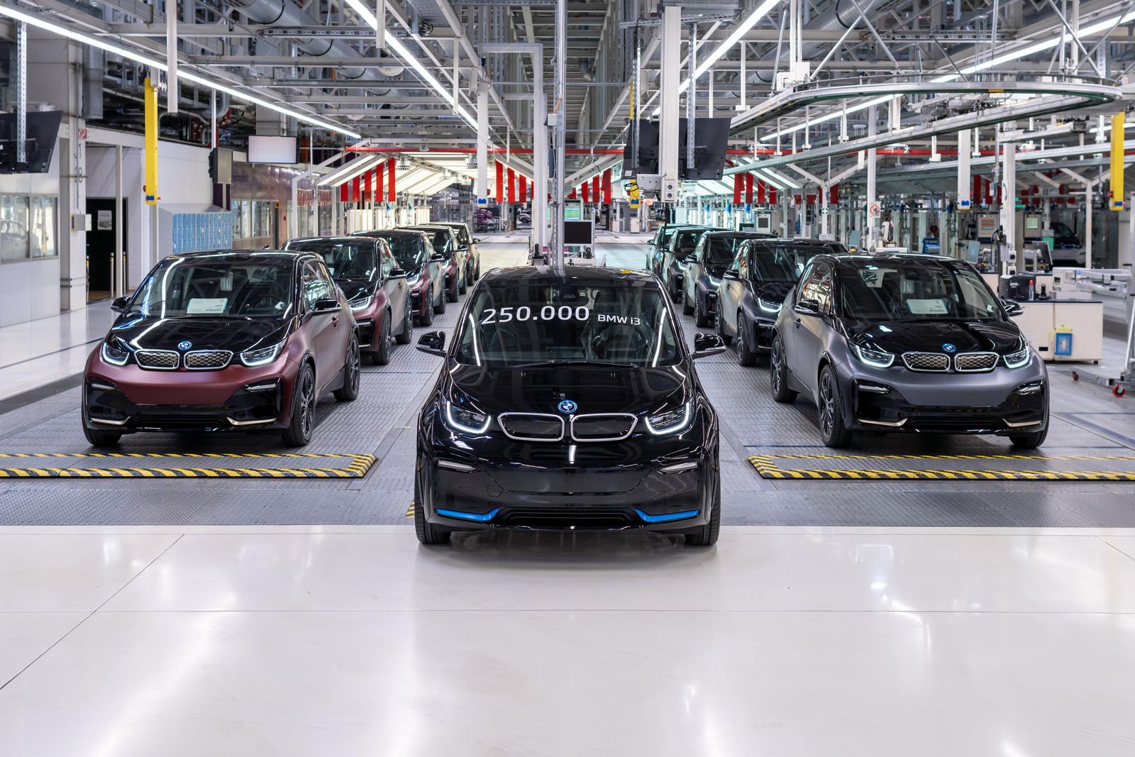 Final BMW i3 EVs painted gold, delivered to rental company