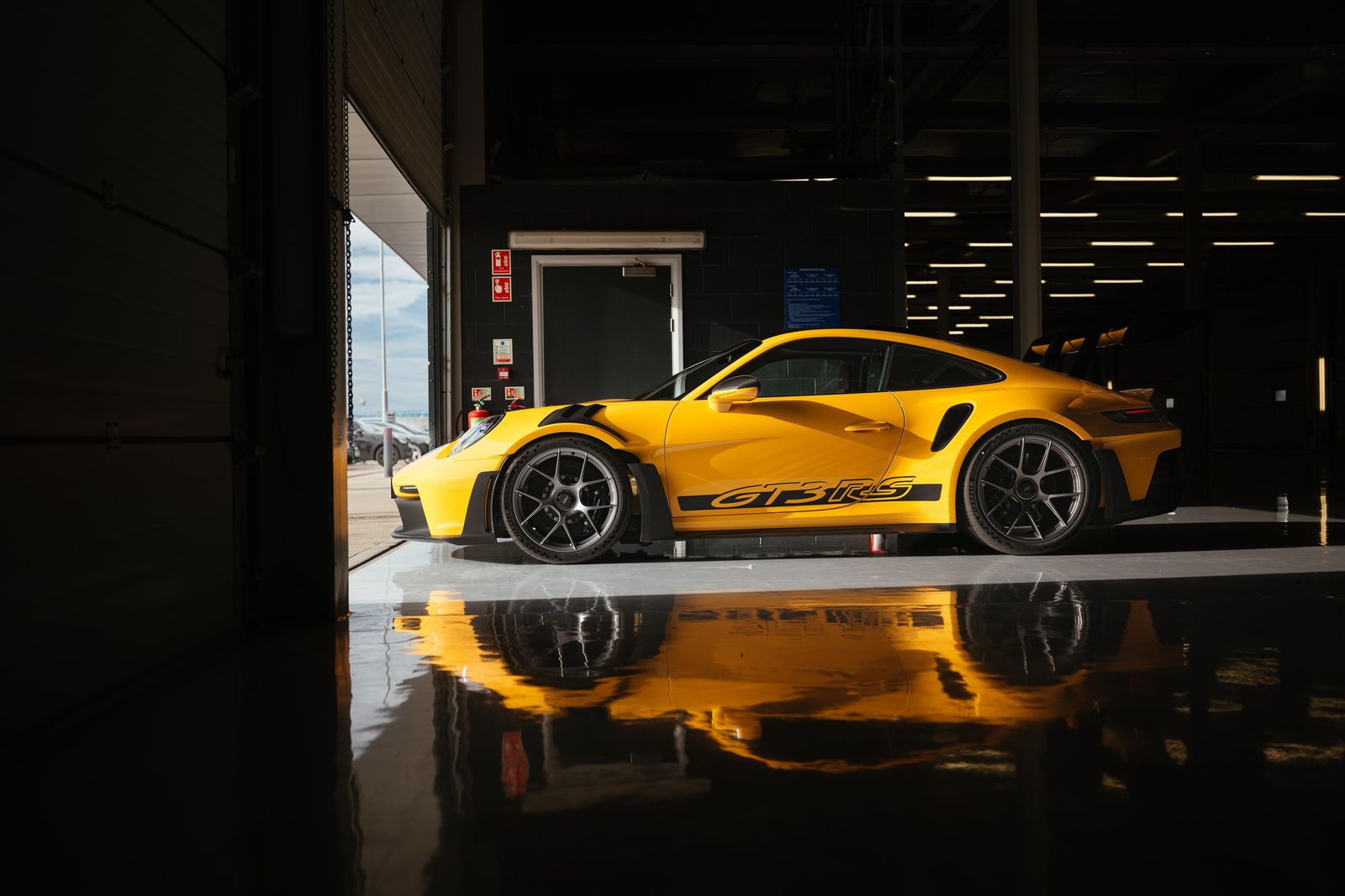 Porsche 911 GT3 RS sets ultra-quick Nurburgring time