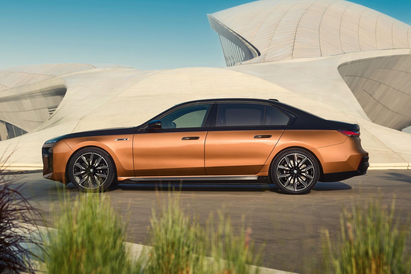 2023 BMW 7 Series and i7 price and specs