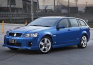 Holden Commodore thieves ram police car... and then get bogged