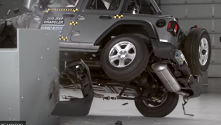 Jeep Wrangler tips in American crash testing