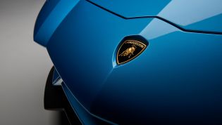 2021 Lamborghini Aventador to keep the V12 alive