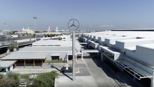 Mercedes-Benz splits truck and car companies