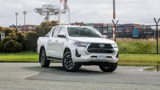 2021 Toyota HiLux SR5+ manual review