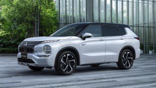 2022 Mitsubishi Outlander PHEV detailed