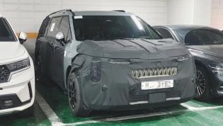 2024 Kia Carnival spied with bold new face