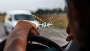 Is it legal to drive with a broken windscreen/windshield?