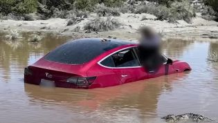 Tesla Model 3 fully self dives into floodwaters