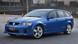 Holden Commodore thieves ram police car... and then get bogged