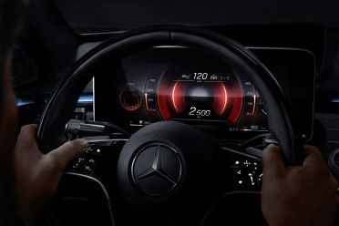Mercedes-Benz S-Class: Rear airbag headlines tech debuts