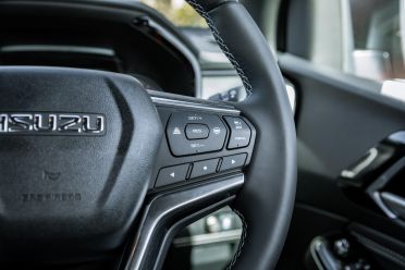 2020 Isuzu D-Max v Volkswagen Amarok V6