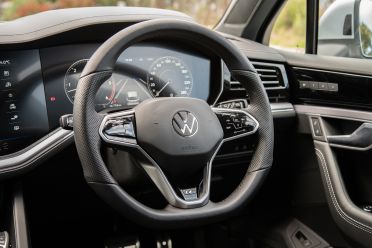 2021 Genesis GV80 3.0D v Volkswagen Touareg 210TDI R-Line comparison