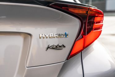 2021 Kia Niro Hybrid v Toyota C-HR Hybrid comparison