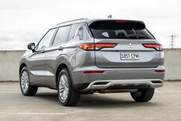 2025 Mahindra XUV700 AX7L vs Mitsubishi Outlander LS 2WD: Spec battle