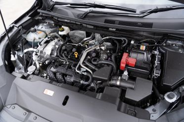 2025 Mahindra XUV700 AX7L vs Mitsubishi Outlander LS 2WD: Spec battle