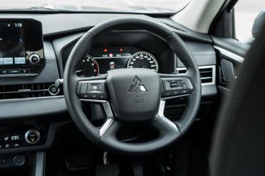 2025 Mahindra XUV700 AX7L vs Mitsubishi Outlander LS 2WD: Spec battle