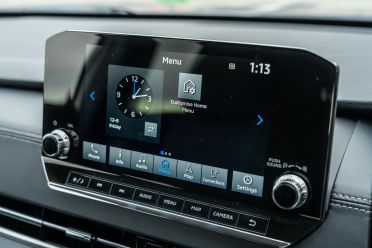 2025 Mahindra XUV700 AX7L vs Mitsubishi Outlander LS 2WD: Spec battle