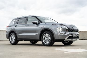 2025 Mahindra XUV700 AX7L vs Mitsubishi Outlander LS 2WD: Spec battle