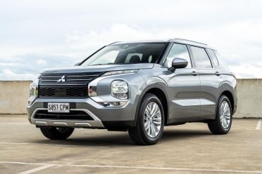 2025 Mahindra XUV700 AX7L vs Mitsubishi Outlander LS 2WD: Spec battle
