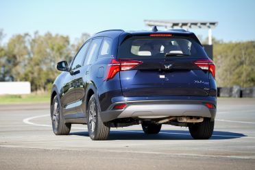 2025 Mahindra XUV700 AX7L vs Mitsubishi Outlander LS 2WD: Spec battle