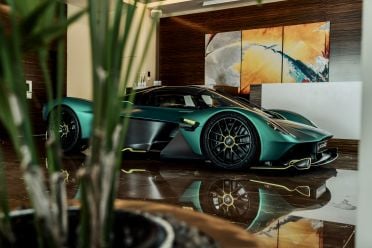 Fernando Alonso reçoit son hypercar Aston Martin et rit qu'elle soit en panne