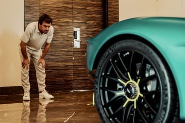 Fernando Alonso reçoit son hypercar Aston Martin et rit qu'elle soit en panne