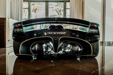 Fernando Alonso reçoit son hypercar Aston Martin et rit qu'elle soit en panne