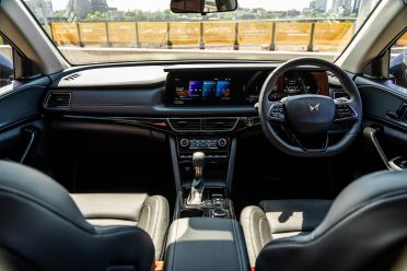 2025 Mahindra XUV700 AX7L vs Mitsubishi Outlander LS 2WD: Spec battle
