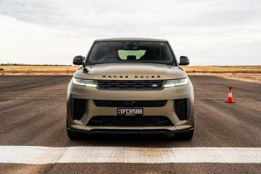 Range Rover Sport SV vs Rolls-Royce Cullinan drag race