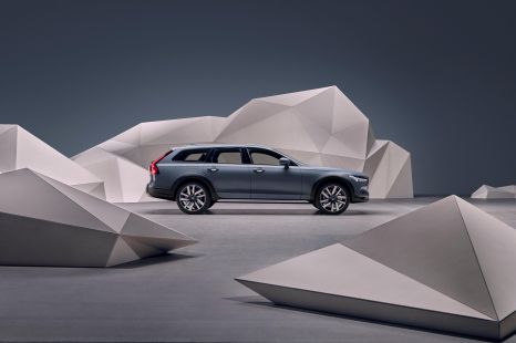 Volvo V90 Cross Country update due late 2020