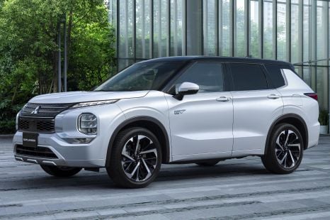 2022 Mitsubishi Outlander PHEV detailed