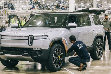 Rivian R1S electric SUV deliveries commence