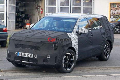 2024 Kia Sorento facelift spied