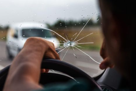 Is it legal to drive with a broken windscreen/windshield?
